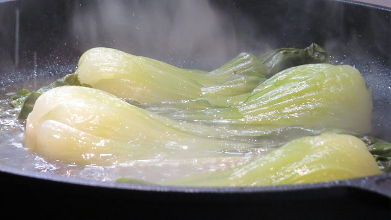 鍋に冷凍野菜を投入するイメージ