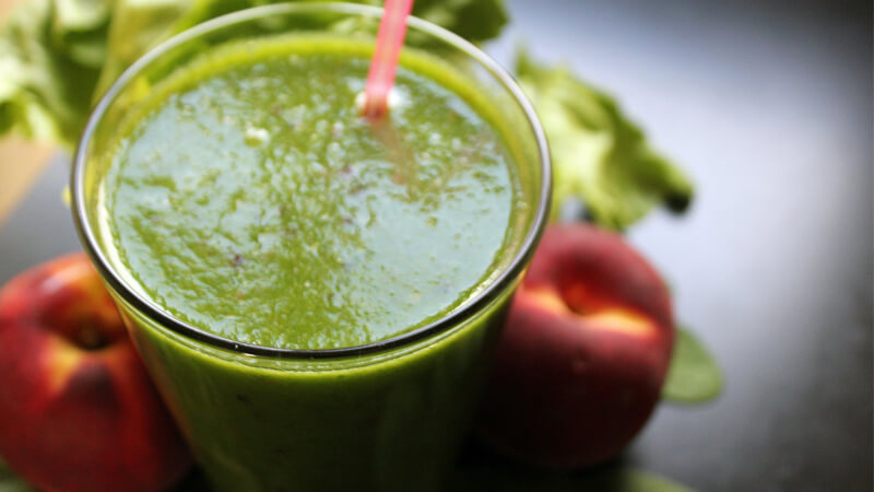 野菜ジュースを作るイメージ