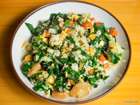 ホウレンソウとむきエビ、ニンジンの焼き飯