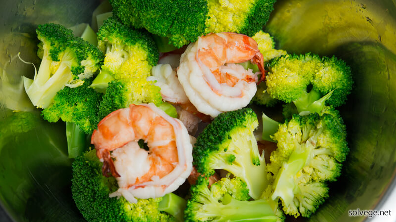 ブロッコリーとブラックタイガーを併せてあら熱を取るイメージ