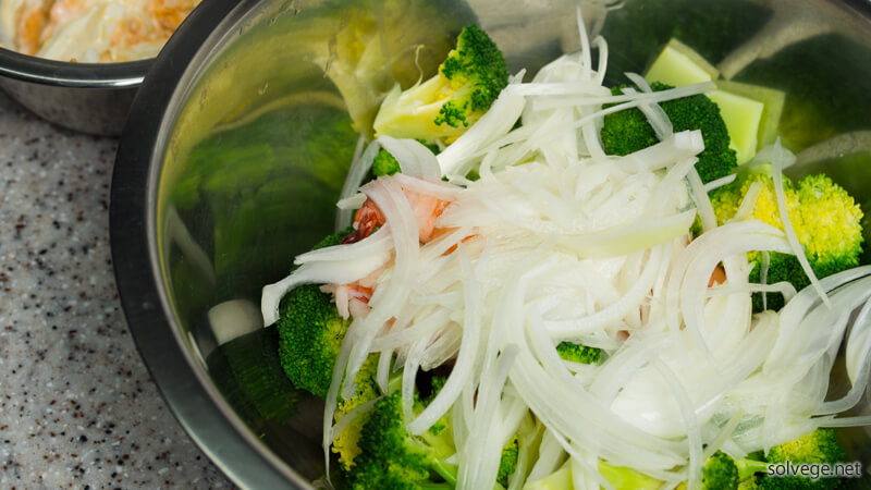 ブロッコリーとブラックタイガーの上にタマネギを乗せたイメージ