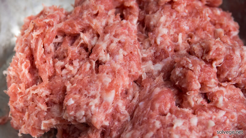 豚挽肉だけをこねるイメージ