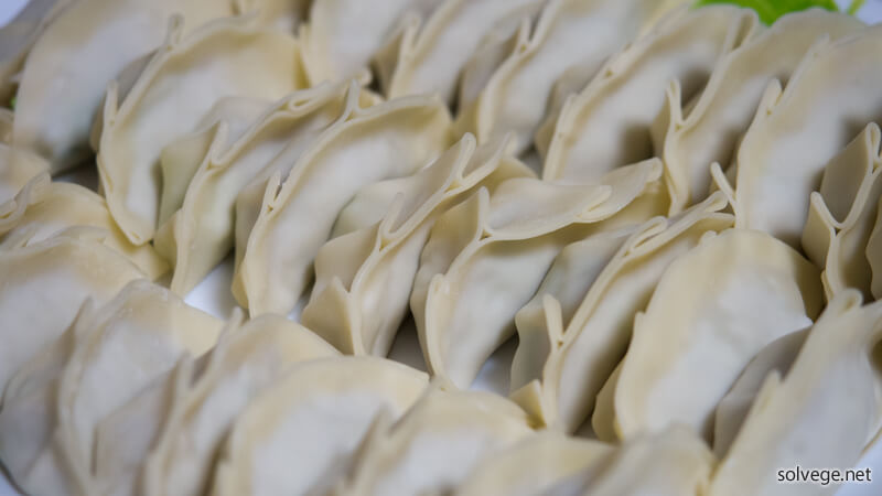 餃子の皮に種を包んだイメージ