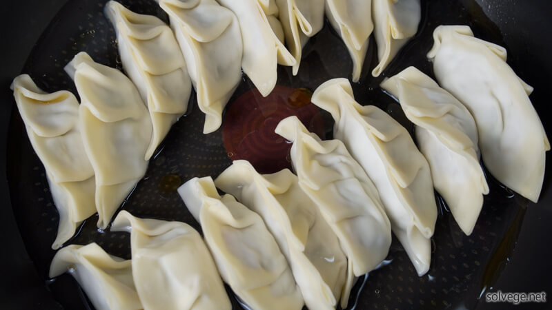 餃子をフライパンで焼くイメージ