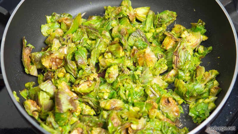 フキノトウをサラダ油で炒めるイメージ