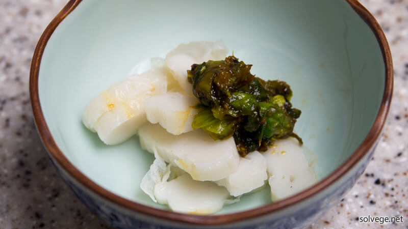 フキ味噌をカマボコの上に乗せたイメージ