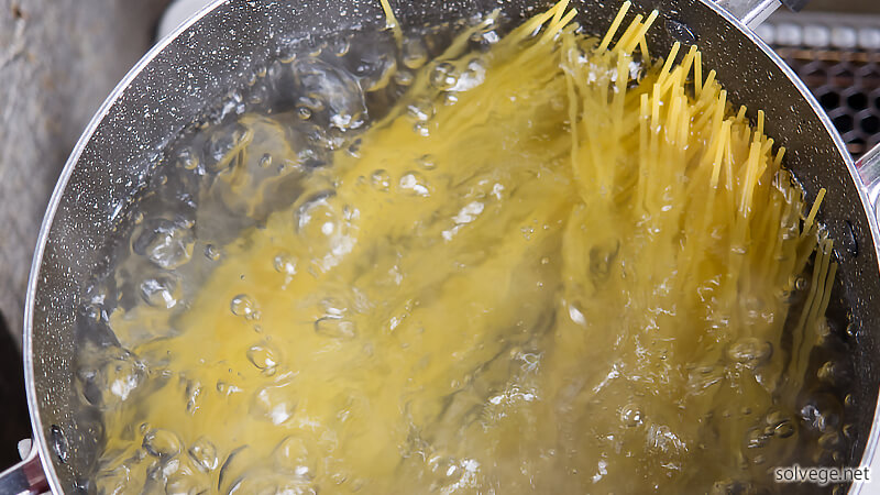 パスタを茹でるイメージ