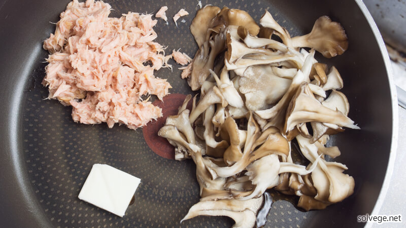 ツナ、マイタケ、バターを炒めるイメージ