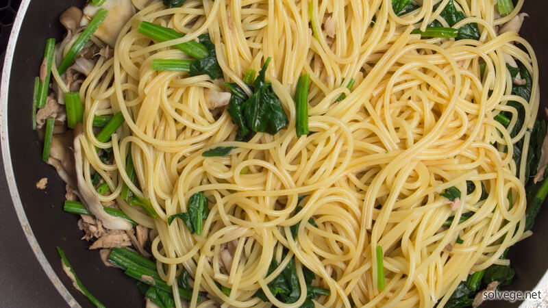 パスタと具材を絡ませるイメージ