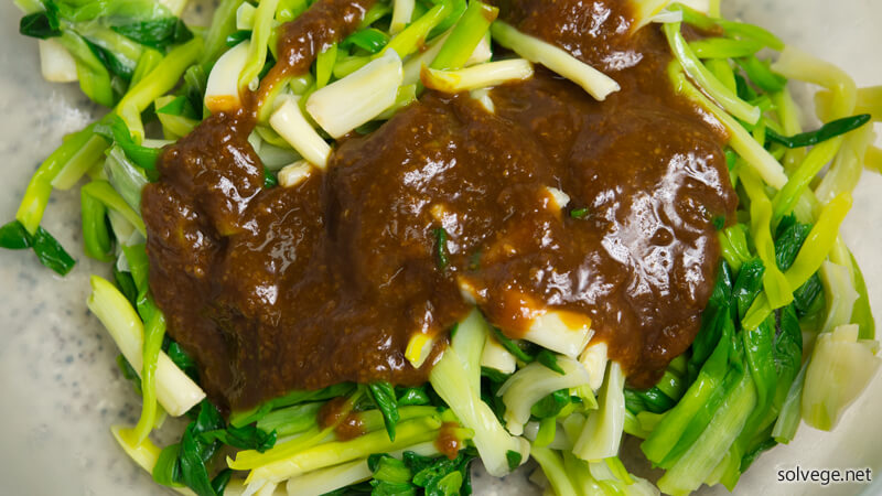 アサツキとタレを混ぜ合わせるイメージ